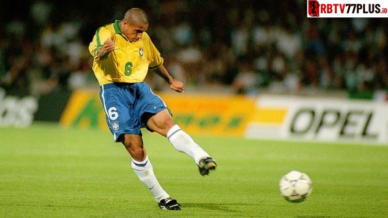 cara menendang bola dengan keras